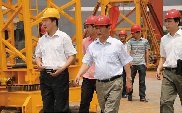 原宿遷市委副書記、宿遷市質量協會李繼業會長（左）在王廷友董事長陪同下視察蘇建塔機生產車間